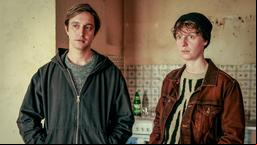 Tilman Tuppy (Jakob Volkmann), Julia Windischbauer (Katja Ralko, re.)