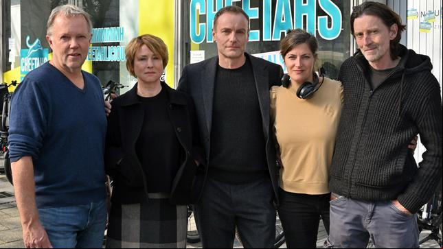 Bild: rbb/Hardy Spitz Die Dreharbeiten für den neuen "Tatort: Erika Mustermann" (AT) (v.l.n.r.): Regisseur Torsten C. Fischer, Corinna Harfouch, Mark Waschke, Kamerafrau Julia Daschner, Produzent Martin Lehwald" (AT) von Rundfunk Berlin-Brandenburg (rbb) und ARD Degeto Film sind abgeschlossen. - Am Set (v.l.n.r.): Regisseur Torsten C. Fischer, Corinna Harfouch, Mark Waschke, Kamerafrau Julia Daschner, Produzent Martin Lehwald
