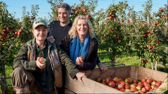 Bild: NDR/Christine Schroeder Dreharbeiten zum "Tatort: Königin" (AT) (v.l.n.r.): Marlies Feldhusen (Lina Wendel), Johannes Naber, Charlotte Lindholm (Maria Furtwängler)