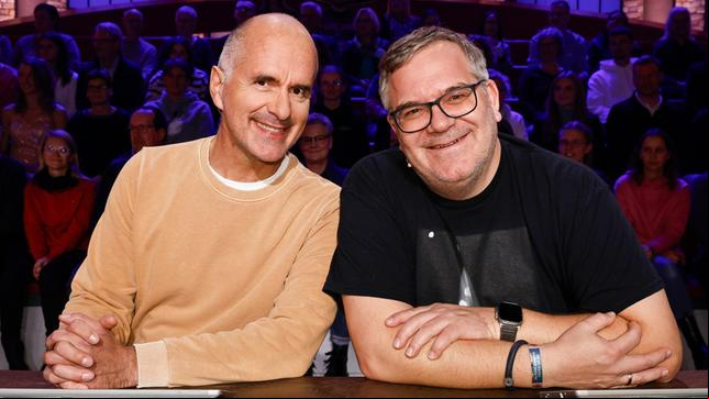 Bild: ARD/Morris Mac Matzen Rateteam-Kapitän Elton und der Schauspieler und Komiker, Christoph Maria Herbst bilden ein Rateteam.