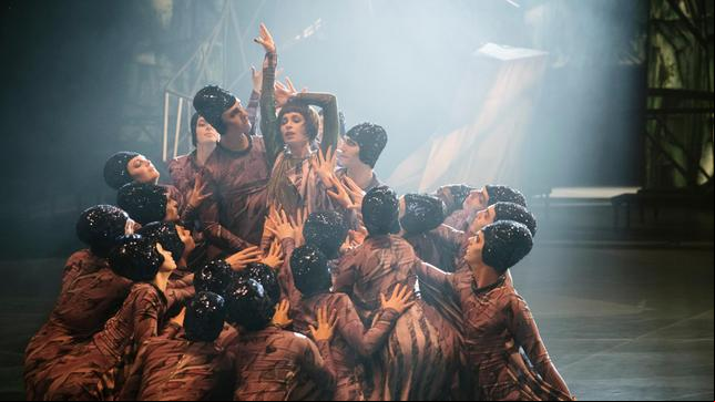 Bild: X Filme Creative Pool/ARD Degeto/WDR/Sky/Beta Film/Frédéric Batier BABYLON BERLIN: Die Tänzerinnen proben am Set von "Dämonen der Leidenschaft" in den Babelsberger Filmstudios.