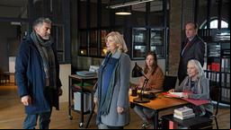 Demir Bakhash (Neil Malik Abdullah) holt Isa von Brede (Sabine Postel) unter den neugierigen Blicken der anderen (Mathilde Bundschuh, 3.v.r., Herbert Knaup, 2.v.r. und Marie Anne Fliegel) zum Essen ab.