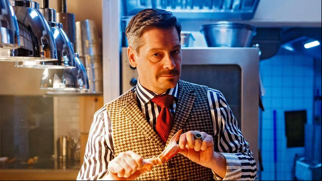 Bild: ARD/Kai Schulz Falk (Fritz Karl) kocht für Clementine.