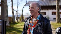 Die Radtour STARnberg, die an den Luxus-Villen vieler Stars vorbeifuhrt, kommt bei Touristen bestens an. Wolfgang Fierek gibt Autogramme.