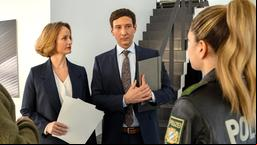 Judith (Lara Joy Körner) und ihr Mann Florian Hinterholzer (Alexander Kreuzer) kommen vor Hubert und Christina (Mitsou Jung) in Erklärungsnot.