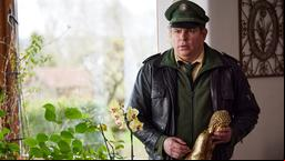 Riedl (Paul Sedlmeir, M) entdeckt ein Geheimfach in einer Schmuckvase. Was hat die ehemalige Filmdiva Barbara Schiller zu verbergen?