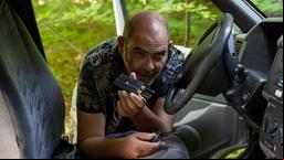 Yazid (Hannes Ringelstetter) entdeckt den gestohlenen Geldtransporter.