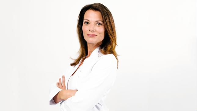 Susu Padotzke spielt die neue Patho Dr. Caroline Fuchs.