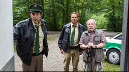 Heiter bis tödlich - Hubert und Staller: Auf einem Waldparkplatz entdecken Hubert (Christian Tramitz) und Staller (Helmfried von Lüttichau) in einem Kühlwagen den erfrorenen Fahrer. 