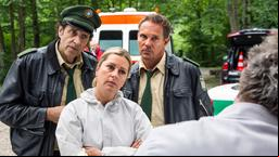 Heiter bis tödlich - Hubert und Staller: Hubert (Christian Tramitz), Staller (Helmfried von Lüttichau) und die Patho Dr. Anja Licht (Karin Thaler) schauen sich die Leiche genauer an.