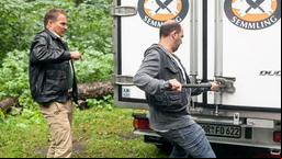 Heiter bis tödlich - Hubert und Staller: Hubert (Christian Tramitz) und Yazid (Hannes Ringlstetter) brechen den Kühlwagen der Metzgerei Semmling auf.