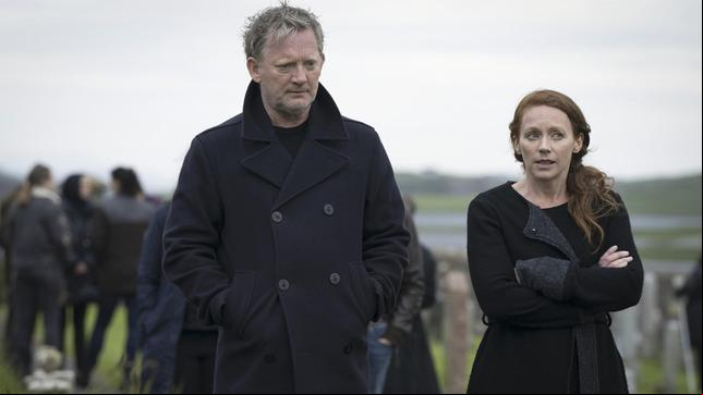 Bild: ARD Degeto/ITV Studios Global DI Jimmy Perez (Douglas Henshall) spricht mit Meg Pattison (Lucianne McEvoy)