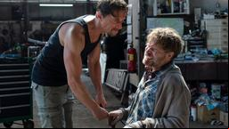 Der Obdachlose Jan Steinert (Janek Rieke) wird von Bernhard Woite (Michael Pink) schwer misshandelt.