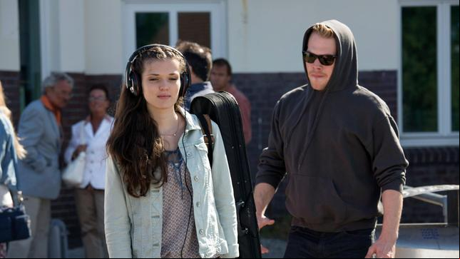 Bild: ARD/Georges Pauly Die 18-jährige Geigerin Paula Blanck (Caroline Hartig) wird an einem Bahnhof brutal überfallen. Ist der schwer erkennbare Täter Marco Fischer (Ben Münchow).