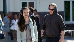 Die 18-jährige Geigerin Paula Blanck (Caroline Hartig) wird an einem Bahnhof brutal überfallen. Ist der schwer erkennbare Täter Marco Fischer (Ben Münchow).