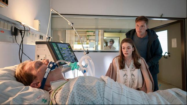 Die Geschwister Lilly (Pauline Rénevier) und Matze Höven (Martin Geisen) besuchen ihren Vater, der nach einem schweren Unfall seit Wochen im Koma liegt.