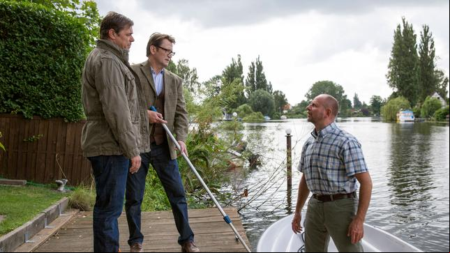 Bild: ARD/Georges Pauly Morden im Norden: Finn Kiesewetter (Sven Martinek) und Lars Englen (Ingo Naujoks) stellen Gerd Siebert (Achim Buch) erneut zur Rede.