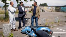Dr. Strahl (Christoph Tomarek) informiert Lars (Ingo Naujoks) und Finn (Sven Martinek), dass der Bremsschlauch des Motorrollers manipuliert und der Vorderreifen zerstochen wurde.
