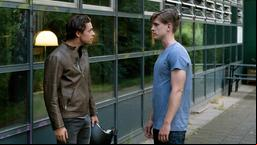 Felix Löhr (Lennart Betzgen) spricht mit Marvin Kröger (Junis Marlon), dem Ex-Freund der toten Nadine.