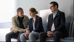 Finn (Sven Martinek), Nina Weiss (Julia E. Lenska) und Lars (Ingo Naujoks) bangen im Krankenhaus um das Leben von Oberkommissar Schröter.