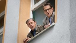 Finn (Sven Martinek) und Lars (Ingo Naujoks) beobachten, ob Sandra den Verdächtigen stellen kann.