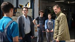 Finn (Sven Martinek) und Lars (Ingo Naujoks) berichten Tom (Julian König), Basti (Paul Stiehler), und Anna (Fine Sendel), vom Tod des Sozialarbeiters Rauh.