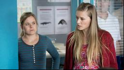 Morden im Norden: Kommissarin Sandra Schwartenbeck (Marie-Luise Schramm) und Anne Seel (Vijessna Ferkic) auf dem Revier.