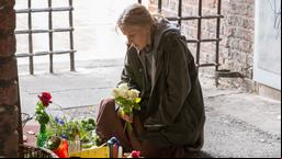 Morden im Norden: Die Obdachlose Marta Feldmann (Hedi Kriegeskotte) an der Gedenkstätte von Rosen-Rosi.