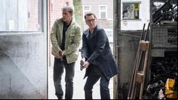 Lars (Ingo Naujoks) und Finn (Sven Martinek) überprüfen mit vollem Einsatz eine verlassene Werkstatt auf dem Abbruchgelände.