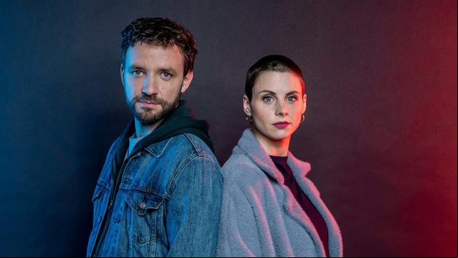 Bild: ARD/Thorsten Jander Gregor Michalski (Jonas Minthe) und Nina Weiss (Julia E. Lenska)