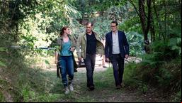 Nina Weiss (Julia E. Lenska), Finn (Sven Martinek) und Lars (Ingo Naujoks) sind auf dem Weg zum Tatort in der Palinger Heide.