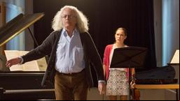 Professor Stadler (Mathias Eysen) und Anna Christensen (Carina Diesing) von der Musikakademie werden bei den Proben von den Lübecker Ermittlern gestört.