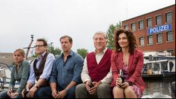 Sandra (Marie-Luise Schramm), Lars (Ingo Naujoks, 2.v.l), Finn (Sven Martinek), Schroeter (Veit Stübner) und Zobel (Proschat Madani) genießen ein gemeinsames Feierabendbier.
