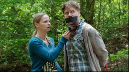Silke Steinert (Theresa Scholze) kommt ihrem Mann Jan Steinert (Janek Rieke) in letzter Minute zu Hilfe.