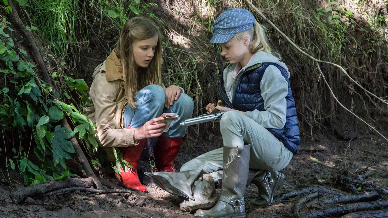 Morden im Norden: Maria (Liselotte Voß) und ihre Freundin Elena (Elsa Kleemann) finden Geld und eine Waffe.