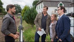 Morden im Norden: Zusammen mit Schwartenbeck (Marie-Luise Schramm) konfrontieren Finn Kiesewetter (Sven Martinek) und Lars Englen (Ingo Naujoks) Arndt (Patrick Bach) mit einem Durchsuchungsbeschluss für seinen Reiterhof.