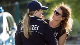 Maskenbildnerin Mandy Steiger bereitet Sarina Radomski auf die nächste Szene vor.