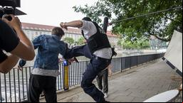 Und Action: Am Ufer der Mühlendammschleuse wird eine Stunt-Szene gedreht. 