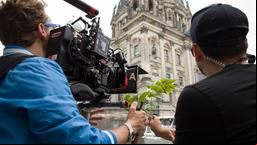 Prächtige Kulisse: Der Berliner Dom ist im Visier der Film-Crew.