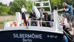 Fester Bestandteil der Serie ist das WaPo-Boot "Silbermöwe", hier am Havelufer unterwegs.