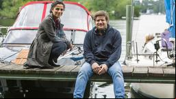 Regisseur Alexander Sascha Thiel und Sesede Terziyan haben sich eine kleine Pause von den Dreharbeiten in einem Yachthafen an der Havel in Berlin Charlottenburg-Wilmersdorf verdient.