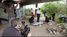 Unter einer Brücke am Spree-Ufer in Berlin-Charlottenburg bringt das Team die nächsten Szene in den Filmkasten. 