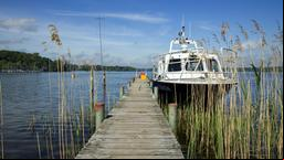 Die Silbermöwe parkt für den Dreh der 1. Folge ("Alle in einem Boot") an einem Steg im Wannsee.