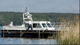 Christoph Grunert verlässt die Silbermöwe und geht zum Drehort am Wannsee.