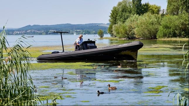 Bild: ARD/Nicolas Gradicsky Mit dem Polizei-Schnellboot unterwegs auf dem Bodensee: Paul Schott (Tim Wilde, l.) und Nele Fehrenbach (Floriane Daniel, r.).