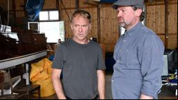 Die Brüder Boris Kukies (Rainer Strecker) und Anton Kukies (Mathias Harrebye-Brandt) sind in die Ermittlungen eines Raubüberfalls verwickelt.