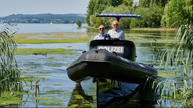 Bild: ARD/Nicolas Gradicsky Ermittlungen in der "Liebesbucht": Paul Schott (Tim Wilde) und Nele Fehrenbach (Floriane Daniel) auf der Bodan 2.