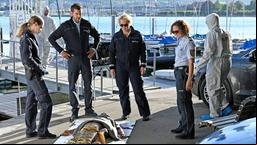 Nele Fehrenbach (Floriane Daniel), Julia Demmler (Wendy Guntensperger) und Jakob Frings (Max König) betrachten die tote Nixe Lisa Bertram (Cindy Guyot).