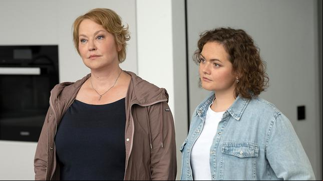 Bild: ARD/Laurent Trümper Nele Fehrenbach (Floriane Daniel) und Julia Demmler (Wendy Güntensperger) erfahren, dass das Entführungsopfer sein Handy zu Hause vergessen hat.