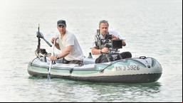 Regieassistent Thomas K. Katzmann (links) und Kameramann Ludwig Franz (rechts) bei Dreharbeiten auf dem Bodensee.